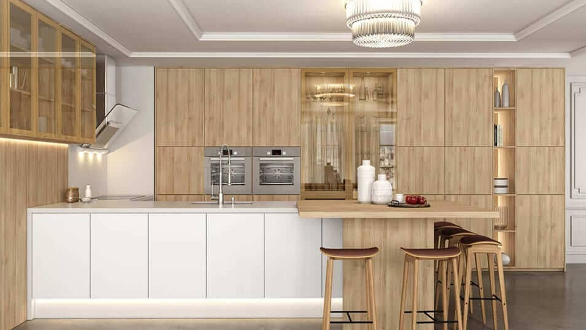 Cozinha com armários planejados em madeira clara